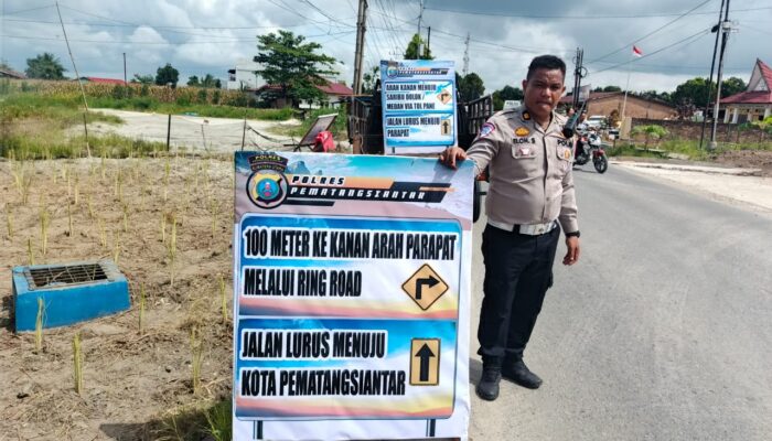 Sat Lantas Polres Pematangsiantar Pasang Rambu Petunjuk Arah, Cegah Kemacetan Saat Nataru