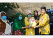 Ketua Umum GPMI Fadil Tanjung, SH, Bersama Ibu Ling Cehen, Lurah Bandar Selamat, KNPI Kota Medan Berbagi Sembako Kepada Masyarakat Yang Membutuhkan