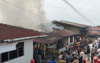 Kobaran Api Melalap Dua Rumah Gandeng di Pematangsiantar, Enam Unit Mobil Pemadam Dikerahkan