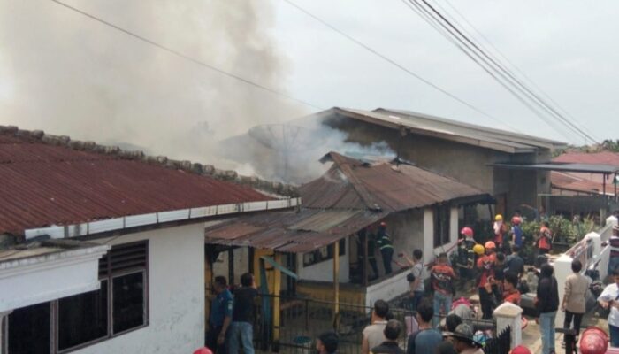 Kobaran Api Melalap Dua Rumah Gandeng di Pematangsiantar, Enam Unit Mobil Pemadam Dikerahkan